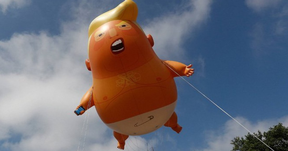 Το μπαλόνι «μωρό Τραμπ» υποδέχεται τον Πρόεδρο στην Ιρλανδία
