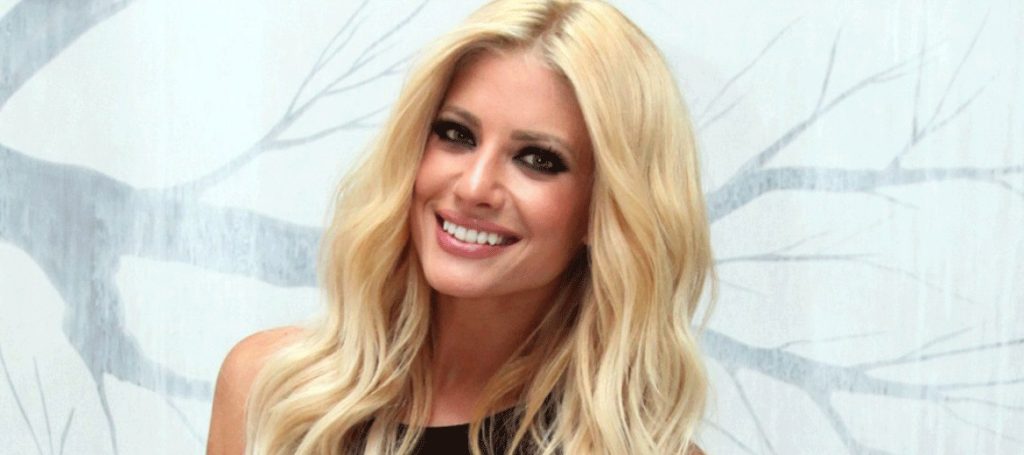 Κόλαση: Η Ευαγγελία Αραβανή ποζάρει στη Σέριφο με μαγιό (φωτό)