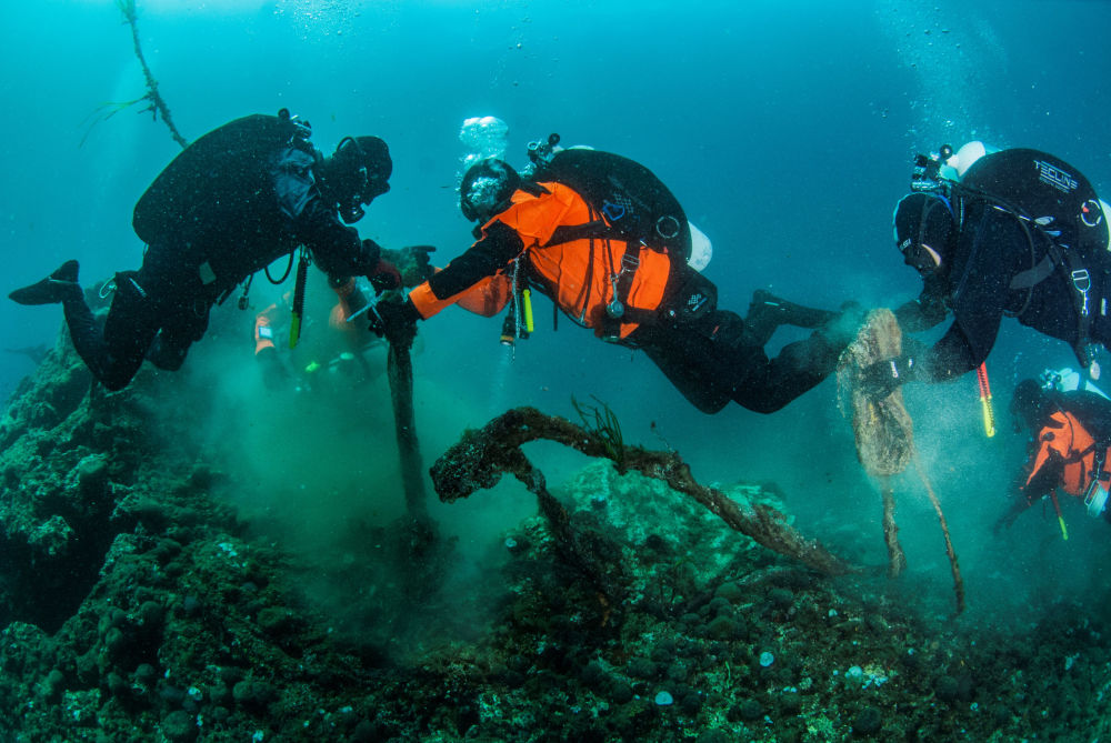 Oμάδα εθελοντών καθαρίζει τον βυθό της Χαλκιδικής από παλιά δίχτυα (φωτο)