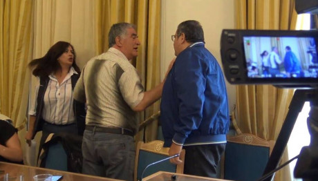 «Αν είσαι άντρας βγες έξω»: Άγριος καυγάς αντιπεριφειάρχη με δημοσιογράφο (βίντεο)
