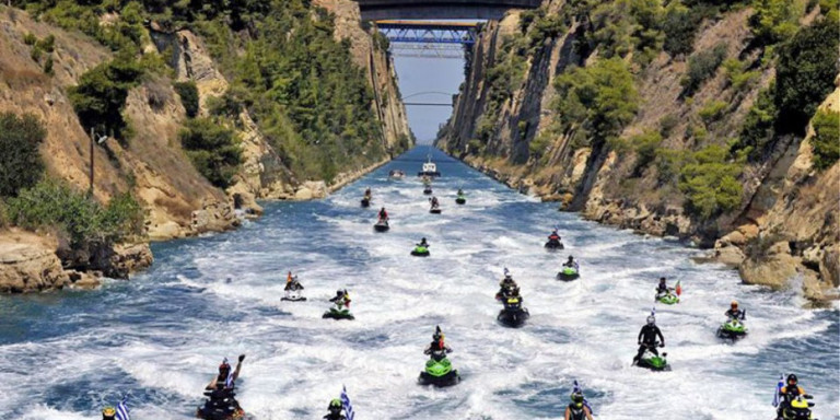 Ένα υπέροχο θέαμα – Τζετ σκι διασχίζουν τον Ισθμό της Κορίνθου (βίντεο)