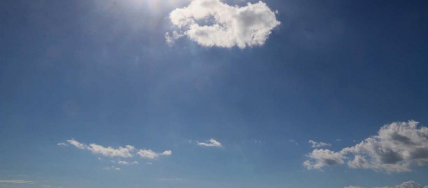 Καιρός: «Έρχεται» το πρώτο κύμα ζέστης – 35αρια μαζί με ξαφνικές μπόρες