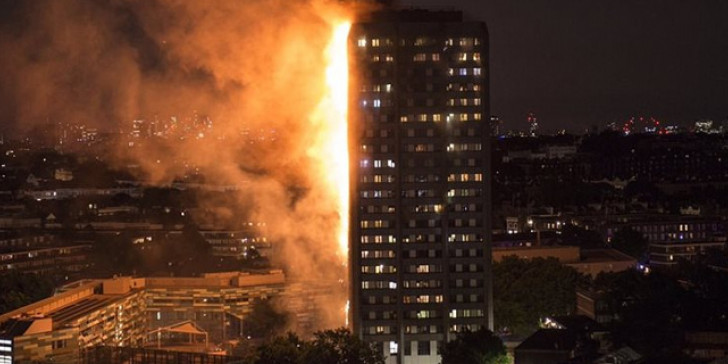 Μεγάλη φωτιά στο Λονδίνο – Πυκνός μαύρος καπνός σε κτίριο στο Μέιφερ
