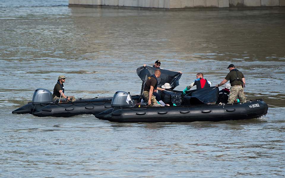 Τραγωδία δίχως τέλος στη Βουδαπέστη – Άλλα δύο πτώματα ανασύρθηκαν από τον Δούναβη (φώτο)