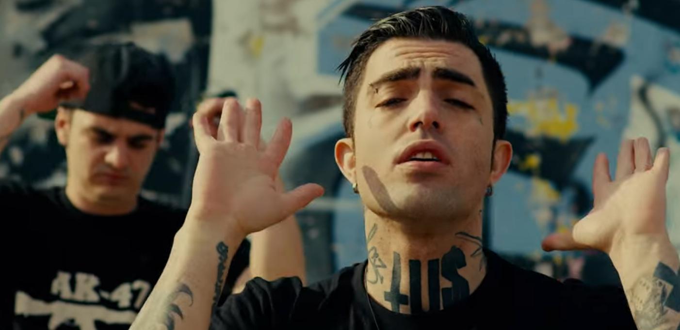 Η «μπηχτή» του Tus στον Αρναούτογλου: «Τόσα σκουπίδια έχεις φέρει στην εκπομπή σου…» (βίντεο)