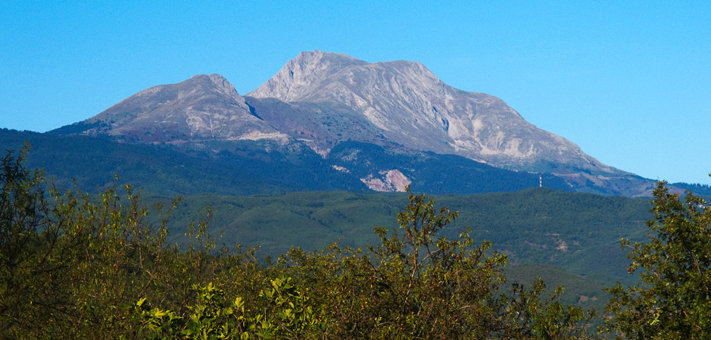 Με σκι μπήκε το καλοκαίρι στο Βελούχι – Δεν λέει να λιώσει (φωτο)