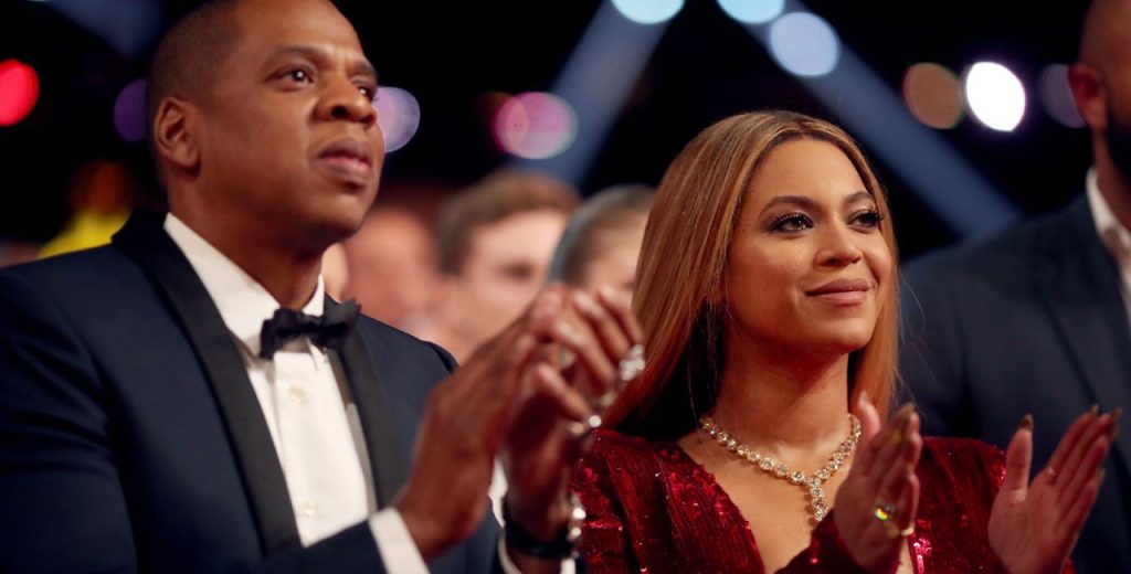 Το «δολοφονικό βλέμμα» της Μπιγιονσέ στη γυναίκα που έπιασε κουβέντα με τον Jay-Z έγινε viral (βίντεο)