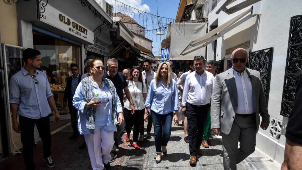 H Φώφη Γεννηματά στο Μοναστηράκι – «Οι μικρομεσαίοι χρειάζονται στήριξη» (φωτο)