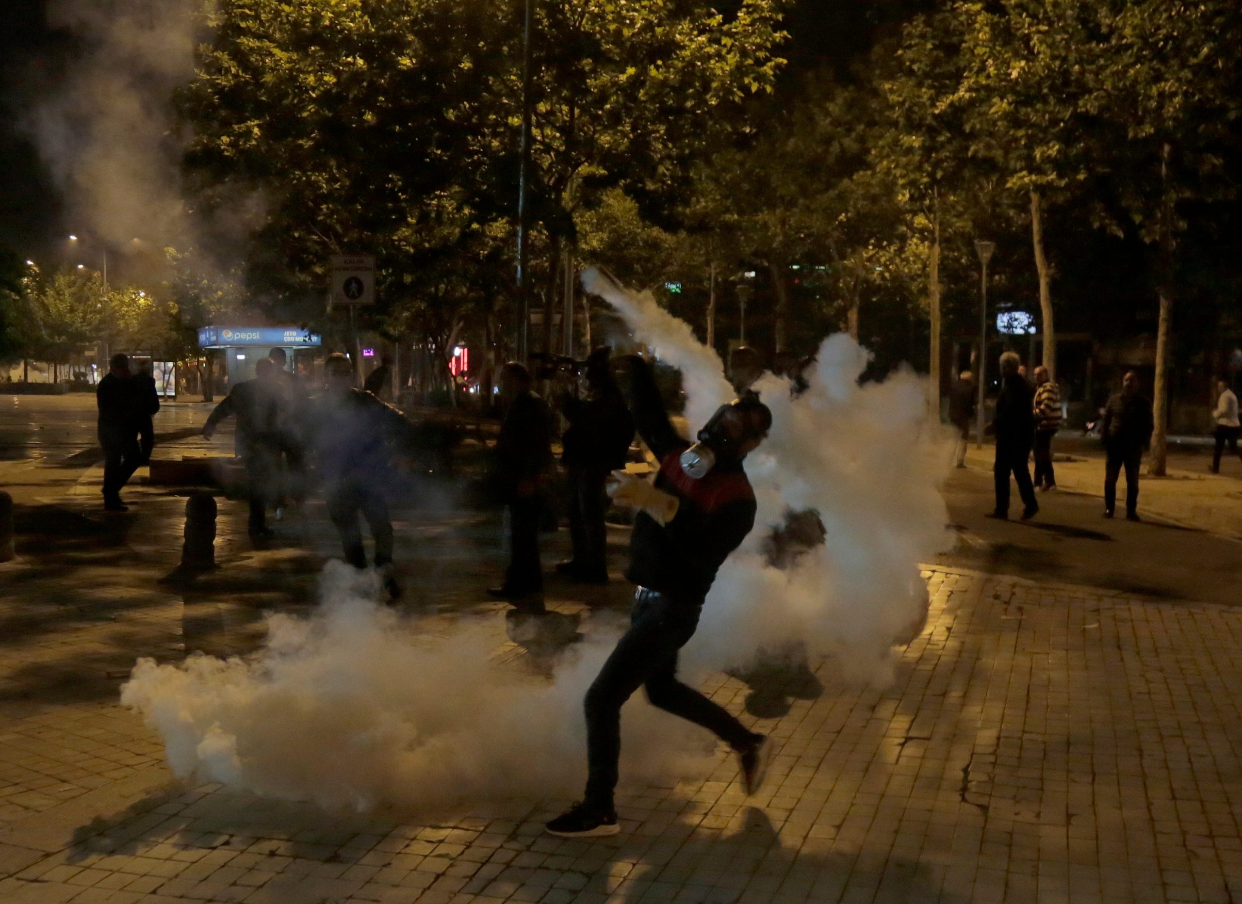 Νέες διαδηλώσεις στα Τίρανα κατά του Έντι Ράμα – Ο Μέτα ακύρωσε τις δημοτικές εκλογές