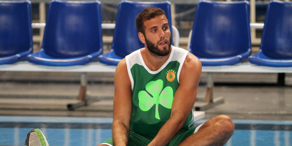 Έσπασαν το αμάξι του Νίκου Παππά στα Εξάρχεια (φώτο)