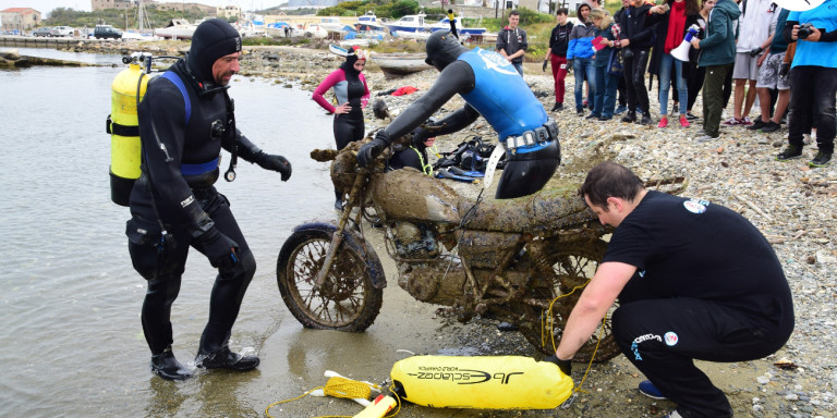 Έβγαλαν από τη θάλασσα μοτοσικλέτα, τσάντα Louis Vuitton και ένα χριστουγεννιάτικο δέντρο (βίντεο)