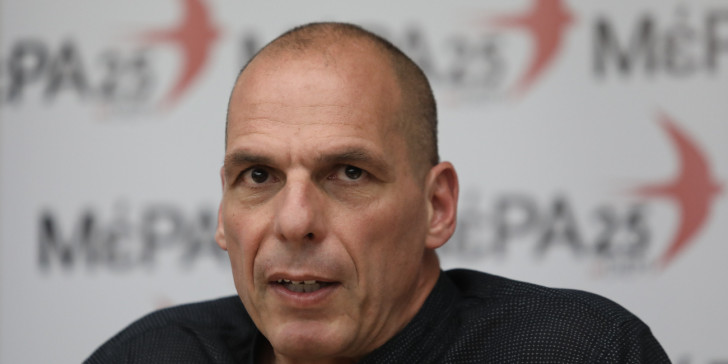 Υποψήφιος στη Β’ Πειραιά ο Βαρουφάκης: Πού κατεβαίνει η σύζυγός του