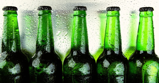 Γιατί τα μπουκάλια της μπύρας είναι πράσινα ή καφέ και ποτέ διάφανα; (βίντεο)