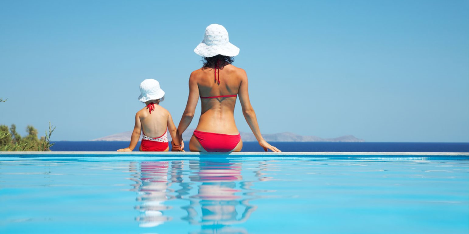 Μην μπαίνετε σε πισίνα αν φοράτε αντηλιακό – Κίνδυνος υγείας από ουσία που αντιδράει στο χλώριο (φωτο)