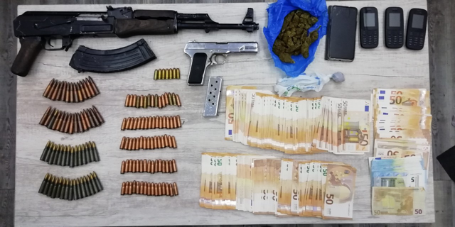 Συνελήφθησαν δυο άτομα με βαρύ οπλισμό και ναρκωτικά στην Πάτρα – Είχαν καλάσνικοφ και tokarev