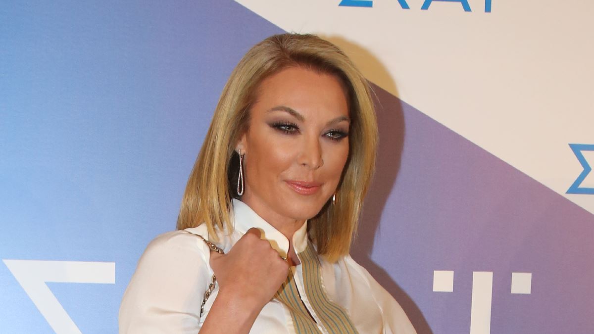 Tατιάνα Στεφανίδου: Το κυριακάτικο τραπέζι και τα παιχνίδια με τον σκύλο της οικογένειας (βίντεο-φωτο)