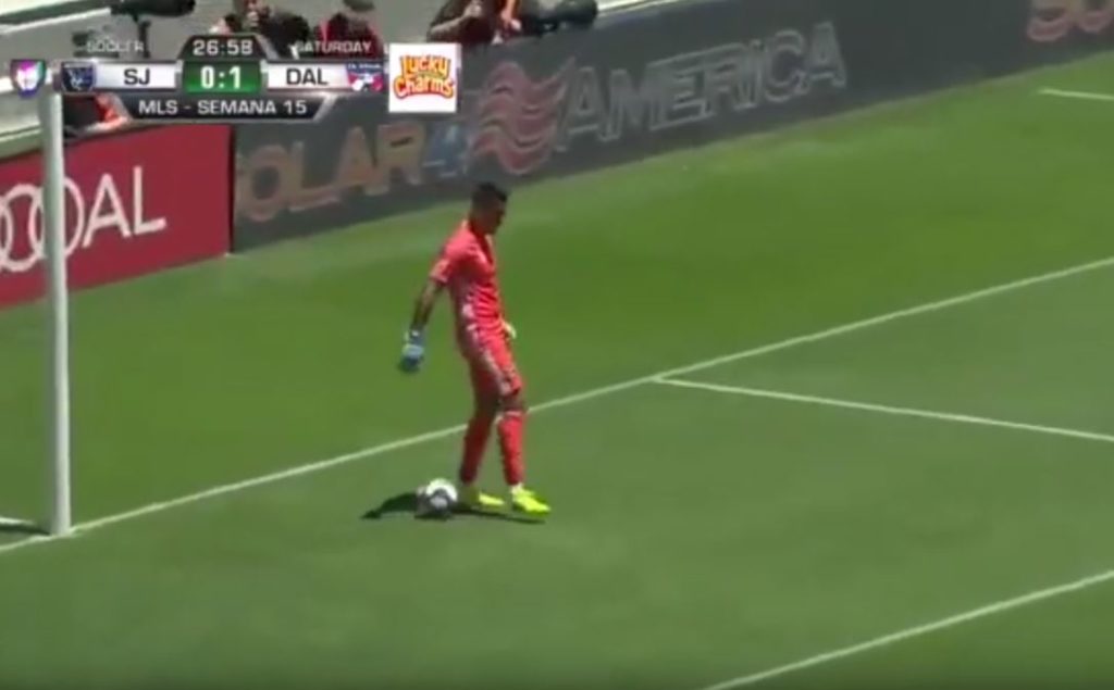 «Επική» γκάφα τερματοφύλακα μετά από πάσα συμπαίκτη του (βίντεο)