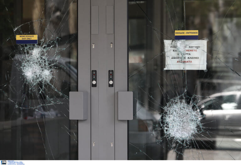 Ο Ρουβίκωνας ανέλαβε την ευθύνη για την επίθεση στην τράπεζα στη Συγγρού (βίντεο-φωτό)