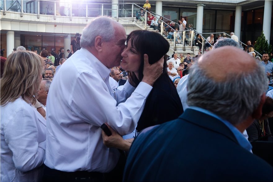 Μια ωραία ατμόσφαιρα ο ΣΥΡΙΖΑ στο Μέγαρο Μουσικής – Το παρασκήνιο, τα πηγαδάκια και οι παρουσίες (φώτο)