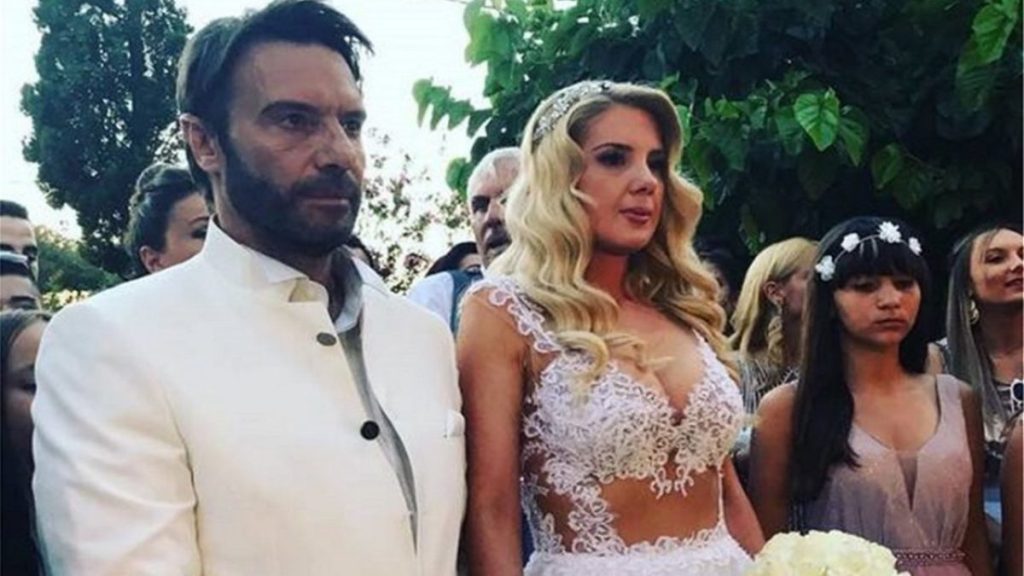 Ο Στράτος Τζώρτζογλου δεν ήθελε με τίποτα να βγάλει τη βέρα του – «Κόκκαλο» η Σταματίνα Τσιμτσιλή (βίντεο)