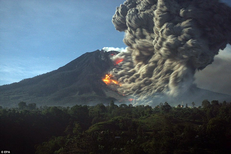 Συναγερμός στην Ινδονησία: Ξύπνησε το ηφαίστειο Σιναμπούνγκ – «Τρέμουν» μεγάλη έκρηξη (βίντεο)