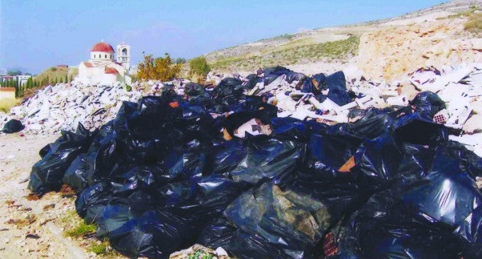 Φρίκη στο νεκροταφείο του Σχιστού: Εκατοντάδες αδιάλυτα πτώματα στοιβαγμένα σε σωρούς