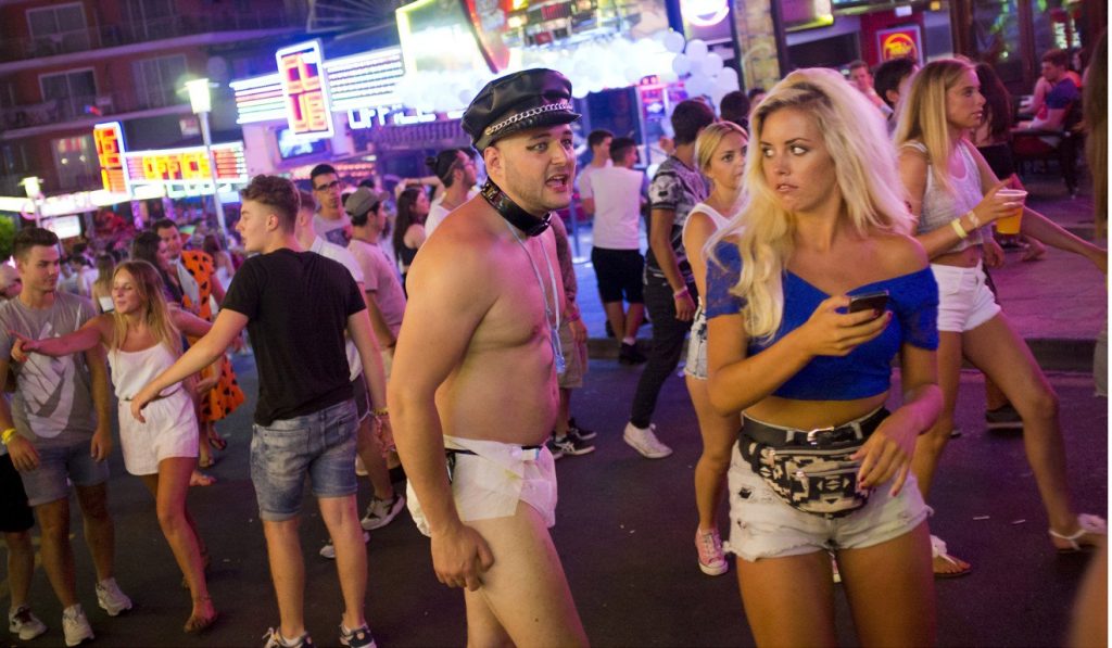 Βρετανικό κτύπημα στον ελληνικό τουρισμό: «Έχουν κουνούπια του Νείλου & αυστηρές ποινές στα αίσχη των ομοεθνών μας»