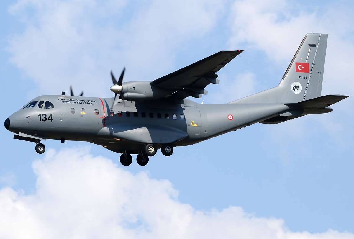 Δεκάδες οι παραβιάσεις του ΕΕΧ από την ΤΗΚ: Θρασύτατες πτήσεις τουρκικών CN-235 στο Αιγαίο