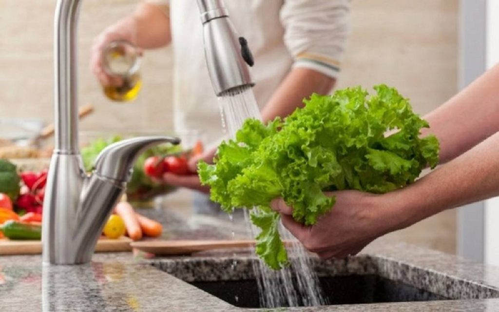 Ποιες τροφές πρέπει να πλένετε πάντα και ποιες να μην πλένετε ποτέ