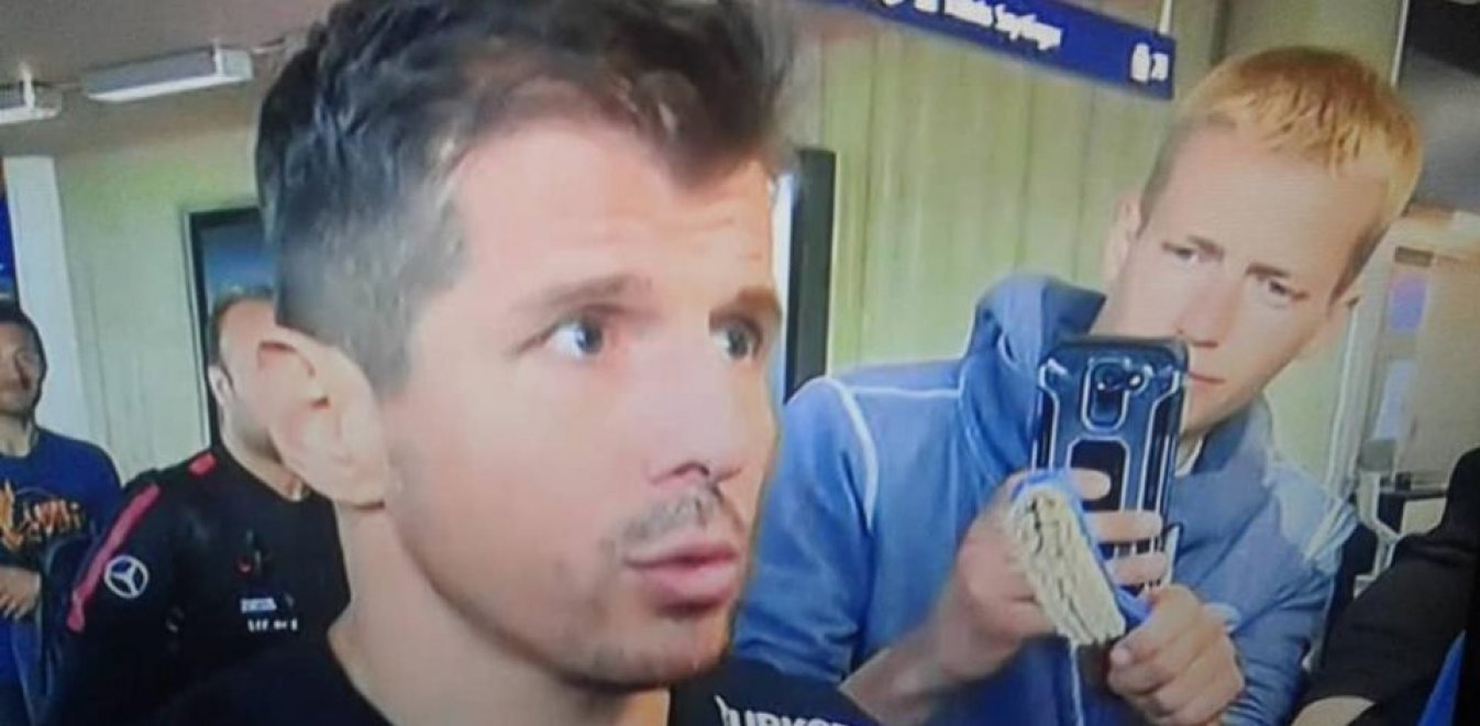 Διπλωματικό επεισόδιο σε εξέλιξη: Οι Ισλανδοί υποδέχθηκαν την εθνική Τουρκίας με… βούρτσα τουαλέτας! (βίντεο,φώτο)