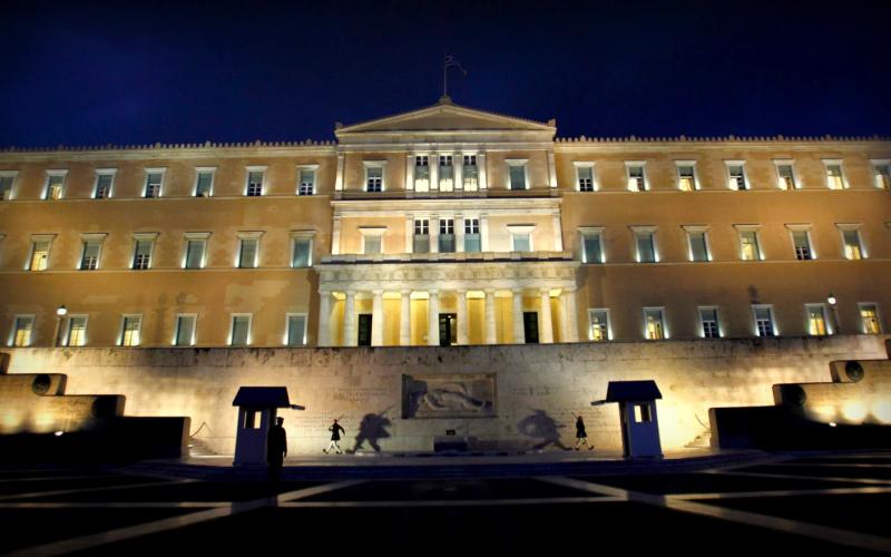 Ποιος είναι ο άνδρας που έριξε γκαζάκι στον προαύλιο χώρο της Βουλής