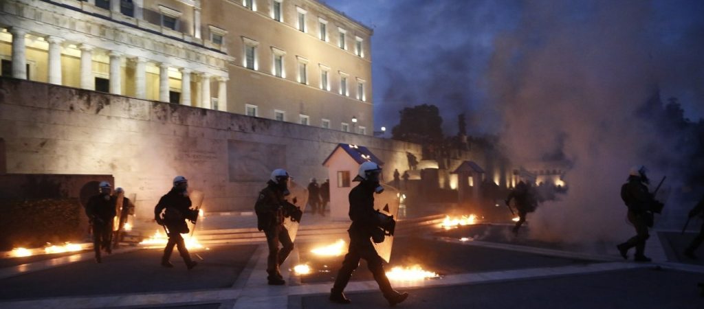 Επίθεση με γκαζάκι στον προαύλιο χώρο της Βουλής (φωτό, βίντεο)