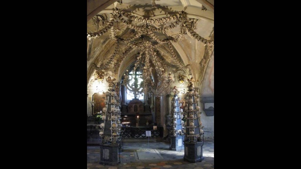 «Η εκκλησία των Οστών»: 40.000 ανθρώπινοι σκελετοί συνθέτουν έναν αλλιώτικο ναό (φώτο)