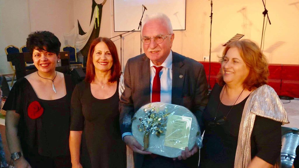 Η Λακωνία τιμάει τον Μ.Πλέσσα – Το βραβείο παρέλαβε ο διάσημος ιδιωτικός ερευνητής Γ.Τσούκαλης