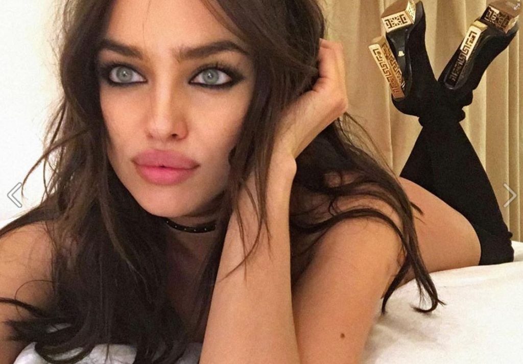 Η αποκαλυπτική πόζα της Ιρίνα Σάικ σε καταρράκτη (φώτο)