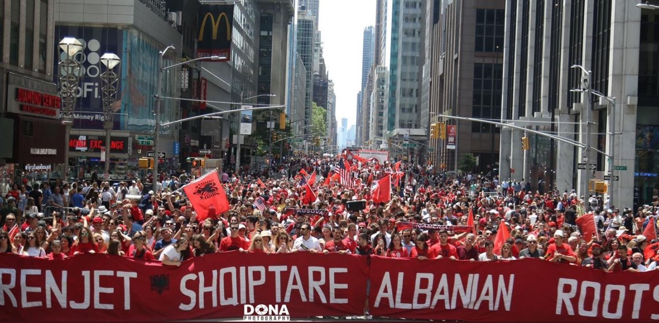 Νέα Υόρκη: Χιλιάδες Αλβανοί παρέλασαν στην 5η Λεωφόρο με υβριστικά συνθήματα κατά της Ελλάδας