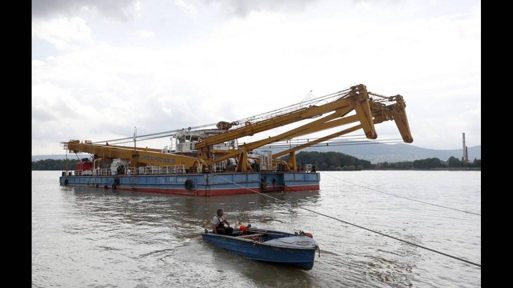 Ουγγαρία: Βρέθηκαν και άλλα τέσσερα πτώματα κατά την ανέλκυση του σκάφους που βυθίστηκε στον Δούναβη (φωτο)