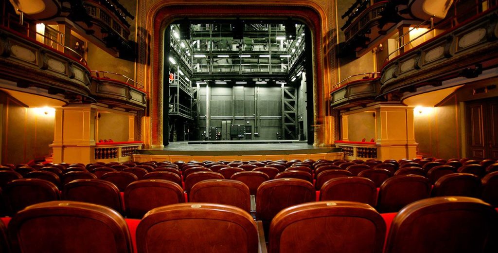 Δείτε το απίθανο σημείωμα που άφησε γείτονας στους ηθοποιούς του Εθνικού που κάνουν πρόβα στην αυλή (φωτο)