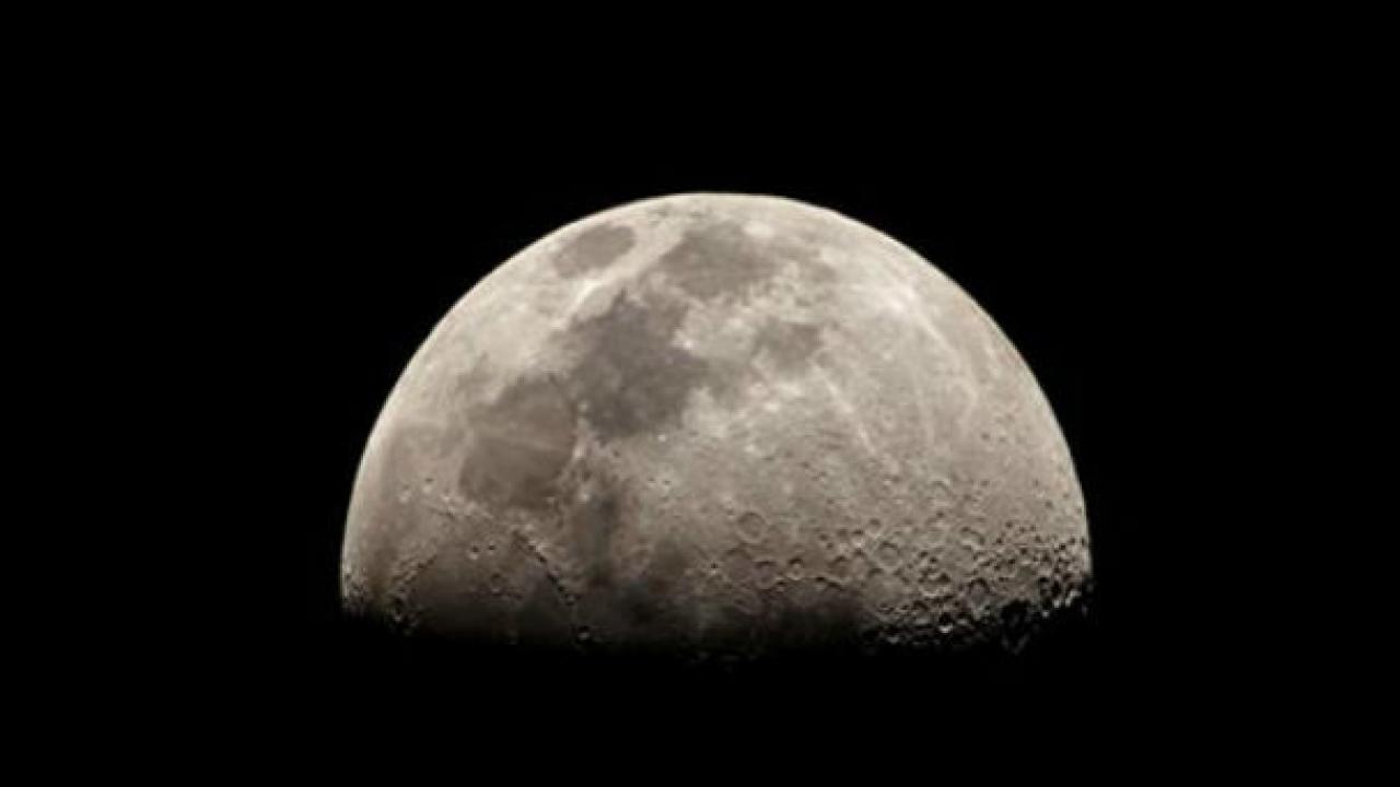 Εντοπίστηκε μια τεράστια μυστηριώδης μεταλλική μάζα κάτω από τη σκοτεινή πλευρά της Σελήνης