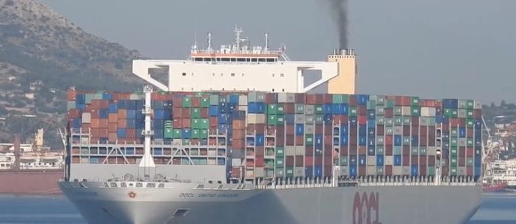 Άλλος ένας γίγαντας των θαλασσών στο λιμάνι του Πειραιά – Δείτε την αναχώρησή του (βίντεο)