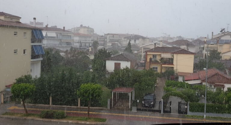 Καλοκαίρι μεν, στα χαρτιά δε – Μπουρίνι και ισχυρή χαλαζόπτωση «χτύπησαν» τα Τρίκαλα (φώτο-βίντεο)