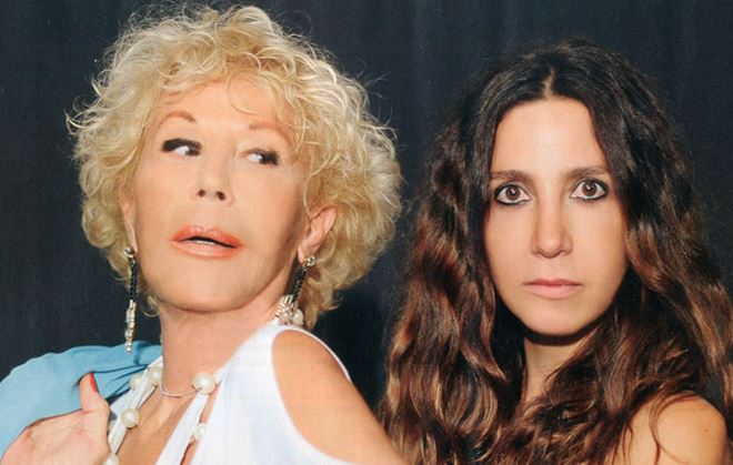 Αποκάλυψη για τη Μαρία Ελένη Λυκουρέζου: «Πούλησε μέχρι και τους προβολείς από το θέατρο της μητέρας της!» (βίντεο)