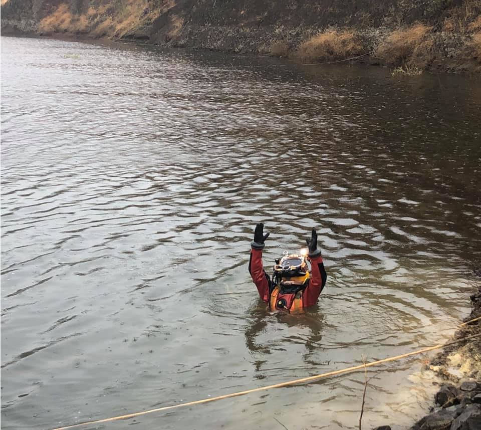 Ραγίζουν καρδιές οι δύτες που εντόπισαν την 6χρονη – «Άναψε ένα κερί, βαστώ το μωρό» (φώτο-βίντεο)