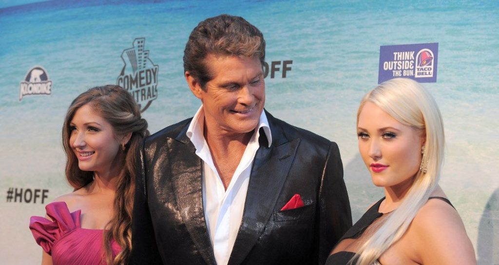 Aυτή είναι η κατά 28 χρόνια νεότερη σύζυγος του Ντέιβιντ Χάσελχοφ – Δείτε τους στη Μύκονο