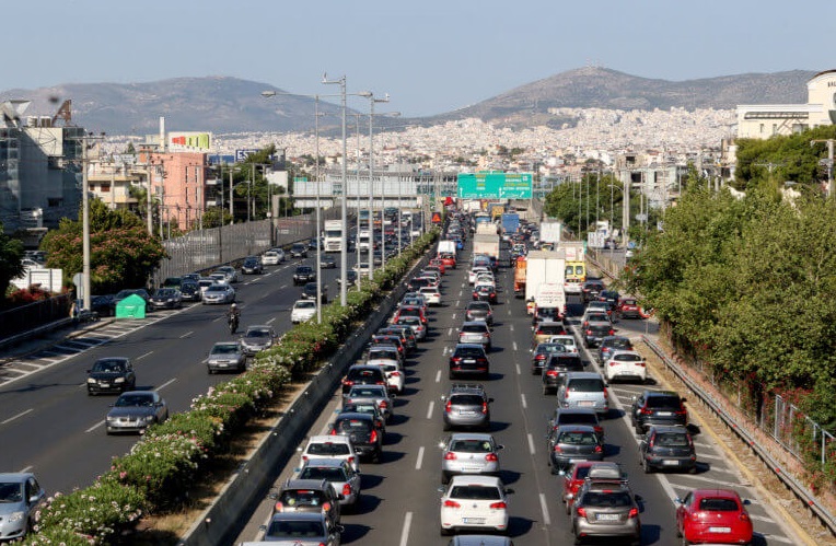 Αυτοκίνητο πήρε φωτιά στην Εθνική Οδό – Ουρές χιλιομέτρων στο ρεύμα προς Λαμία (φώτο)