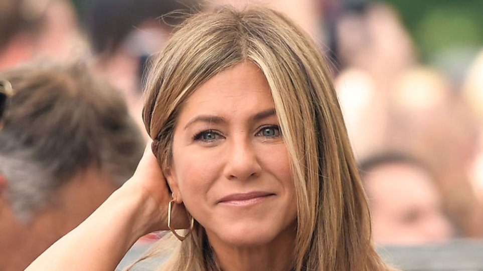 H Tζένιφερ Άνιστον με μίνι δερμάτινο φόρεμα κερδίζει τα βλέμματα! (φωτο)