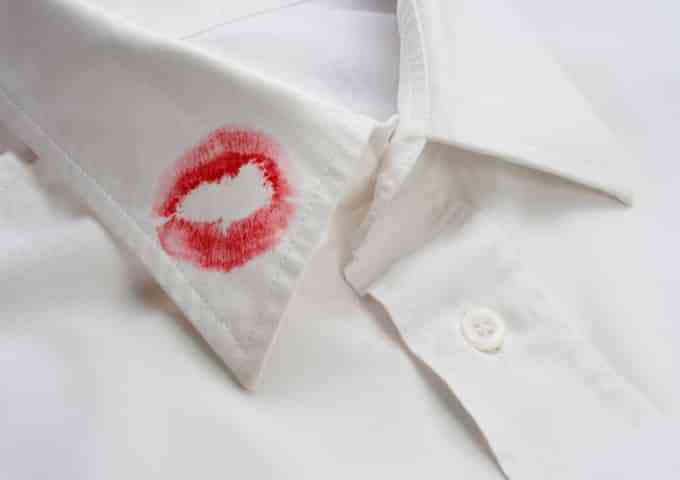 Πασίγνωστη παρουσιάστρια «έπιασε» τον άντρα της με τη γειτόνισσα!