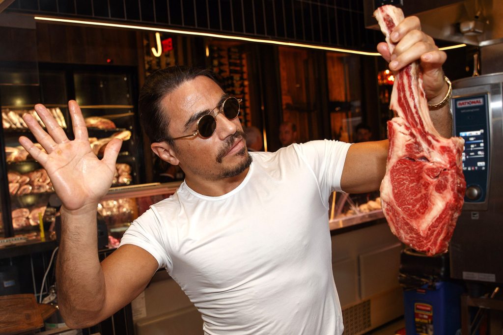 Στη Μύκονο ο «μάγος» της μπριζόλας Νουσρέτ! Ανοιξε το 14ο του μαγαζί στο νησί των Ανέμων (φωτο)