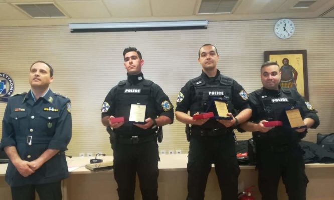 Βραβεύτηκαν οι «φύλακες άγγελοι» που έσωσαν 13χρονη από πτώση στη γέφυρα