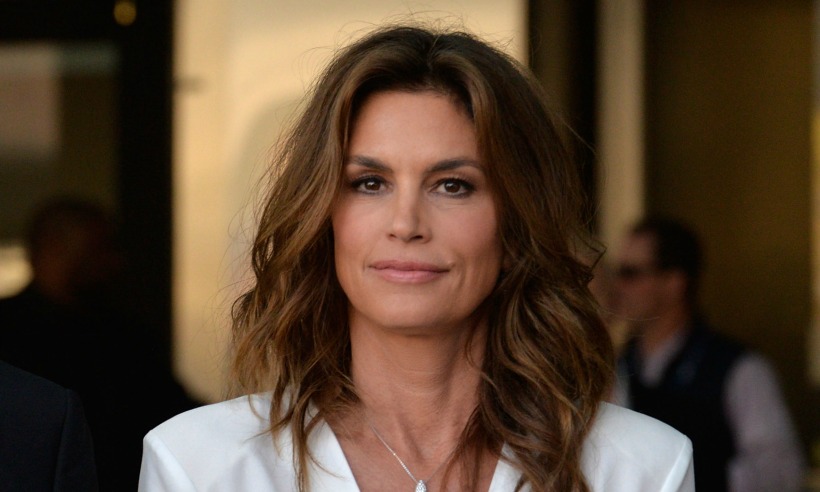 Cindy Crawford: Εξηγεί γιατί κάνει ακόμα γυμνές φωτογραφήσεις (φωτο)